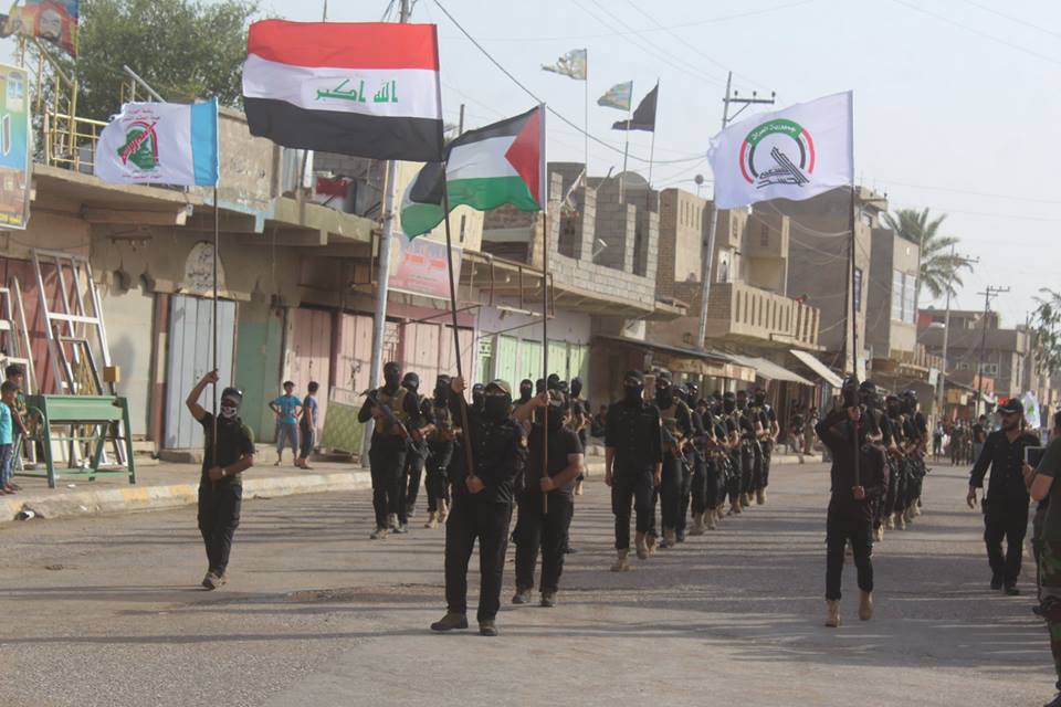 مقاتلون شيعة خلال مسيرة بمناسبة 